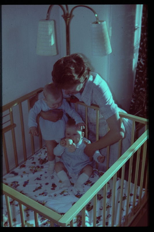 48.Delft mei 1964 Mama,Brigitte,Marion.JPG